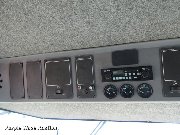 image for item DE6765 1995 Gleaner R62 combine