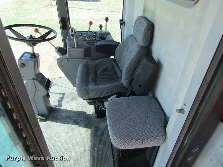 image for item DE6765 1995 Gleaner R62 combine