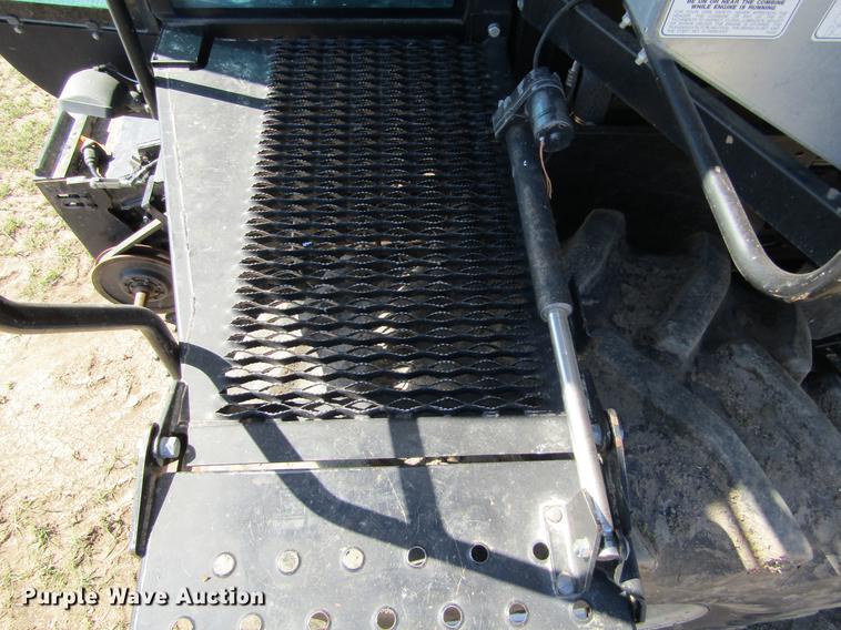 image for item DE6765 1995 Gleaner R62 combine