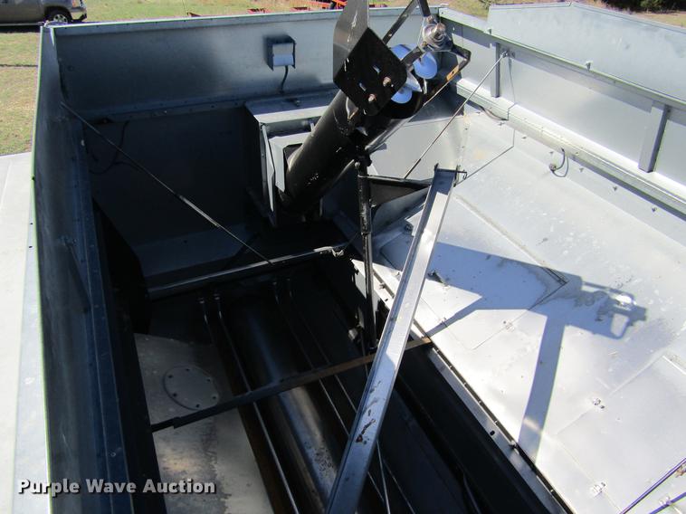 image for item DE6765 1995 Gleaner R62 combine