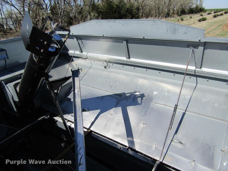 image for item DE6765 1995 Gleaner R62 combine