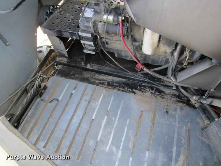 image for item DE6765 1995 Gleaner R62 combine