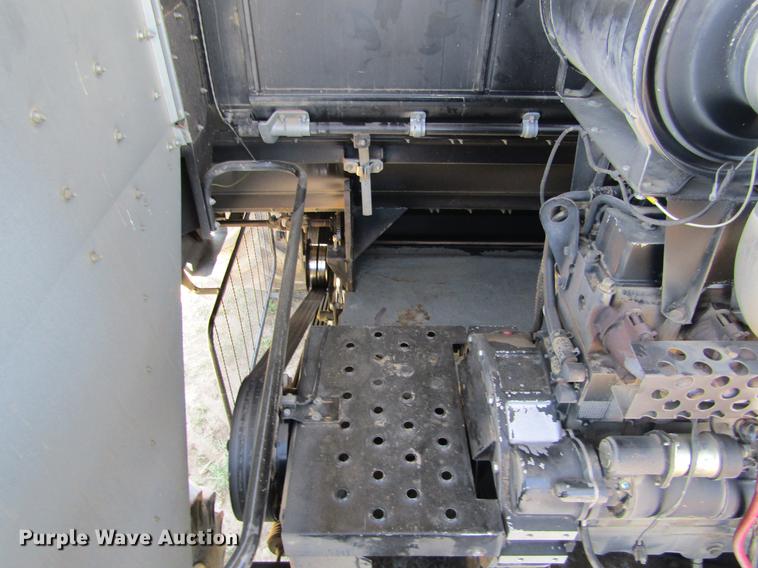 image for item DE6765 1995 Gleaner R62 combine