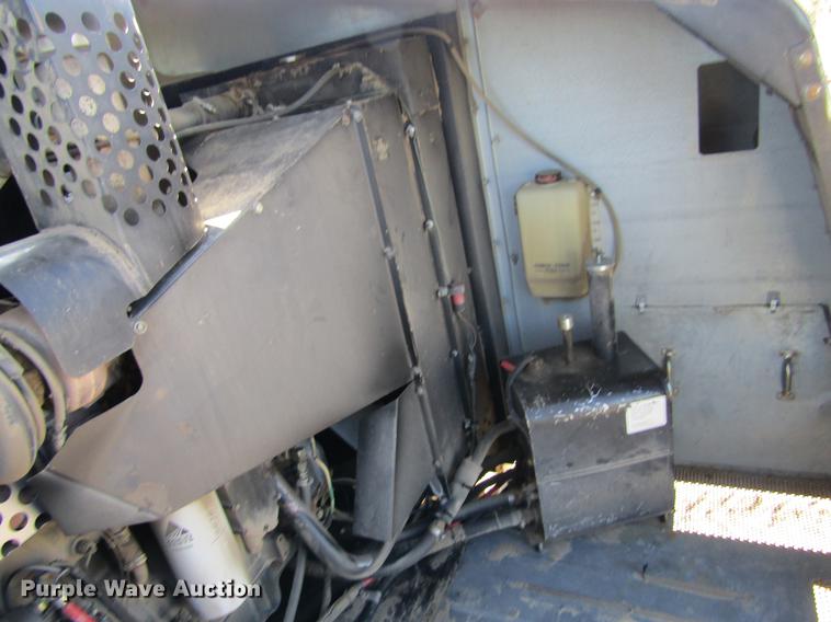 image for item DE6765 1995 Gleaner R62 combine