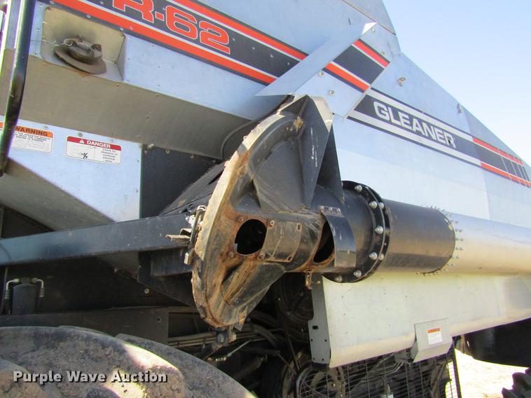 image for item DE6765 1995 Gleaner R62 combine