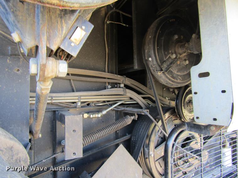 image for item DE6765 1995 Gleaner R62 combine