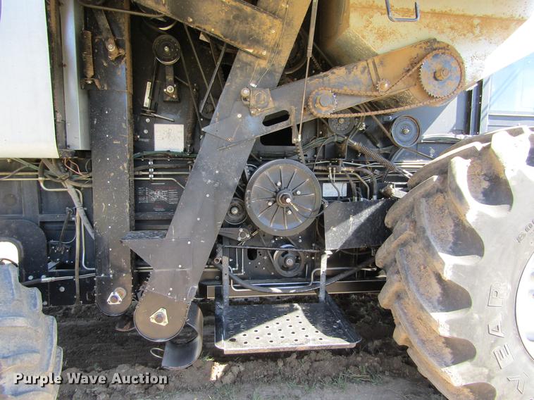 image for item DE6765 1995 Gleaner R62 combine