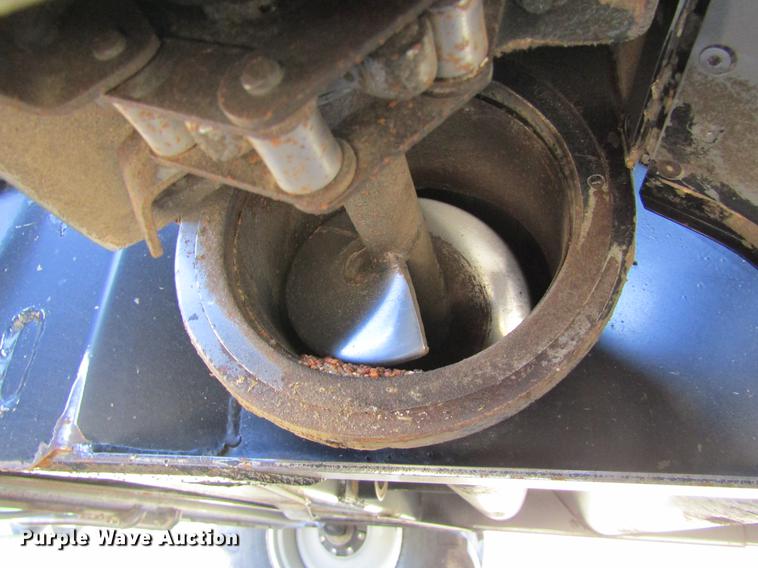 image for item DE6765 1995 Gleaner R62 combine