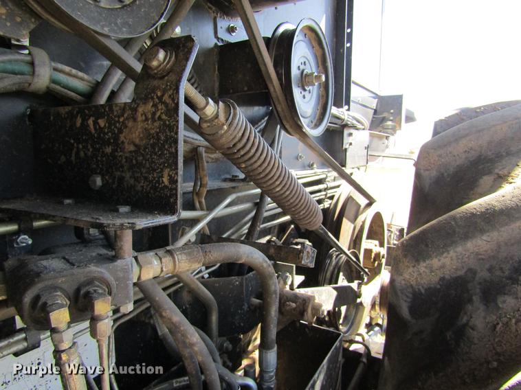 image for item DE6765 1995 Gleaner R62 combine