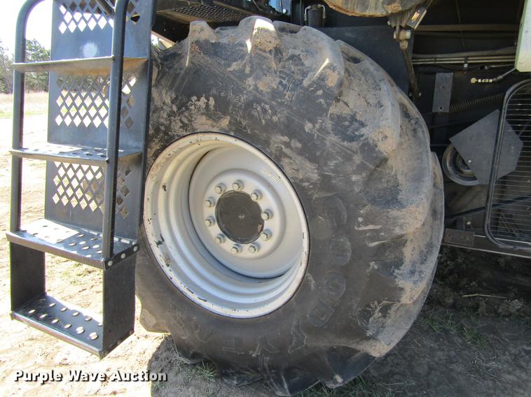 image for item DE6765 1995 Gleaner R62 combine