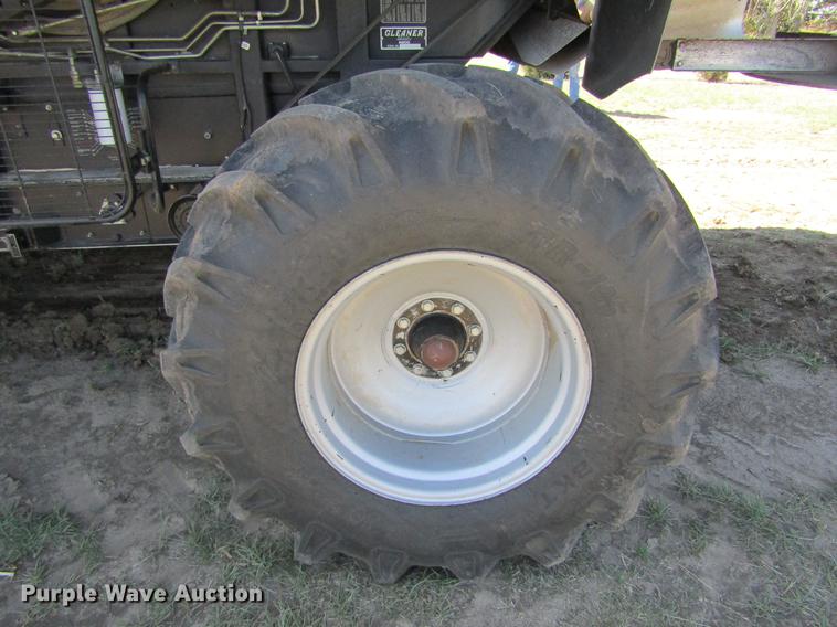 image for item DE6765 1995 Gleaner R62 combine