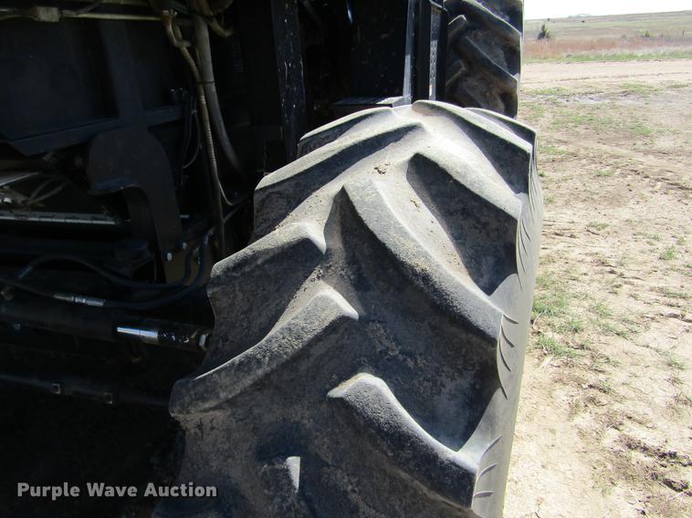 image for item DE6765 1995 Gleaner R62 combine