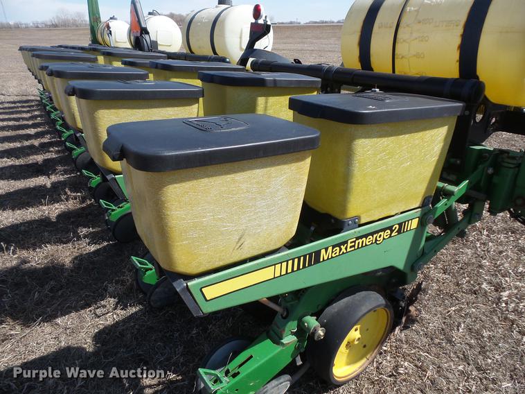 image for item DW9704 John Deere 7200 Max Emerge 2 planter