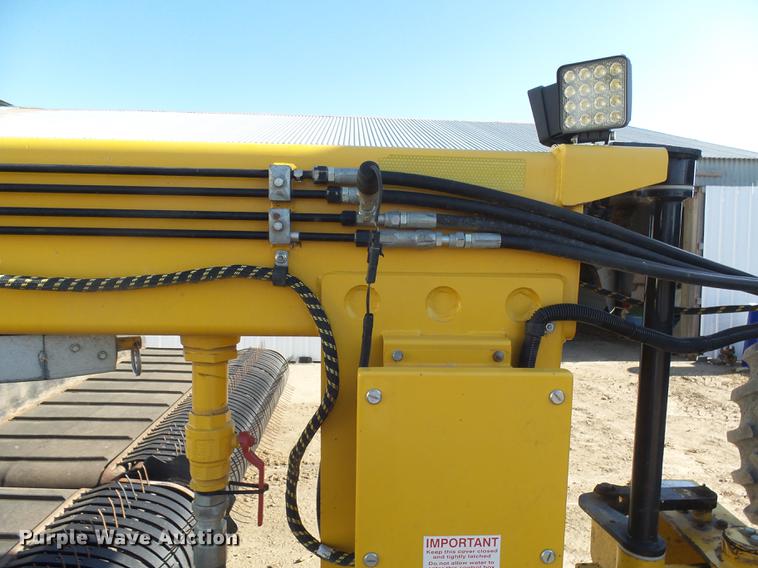 image for item DX9081 2008 Oxbo Avalanche 310 hay merger