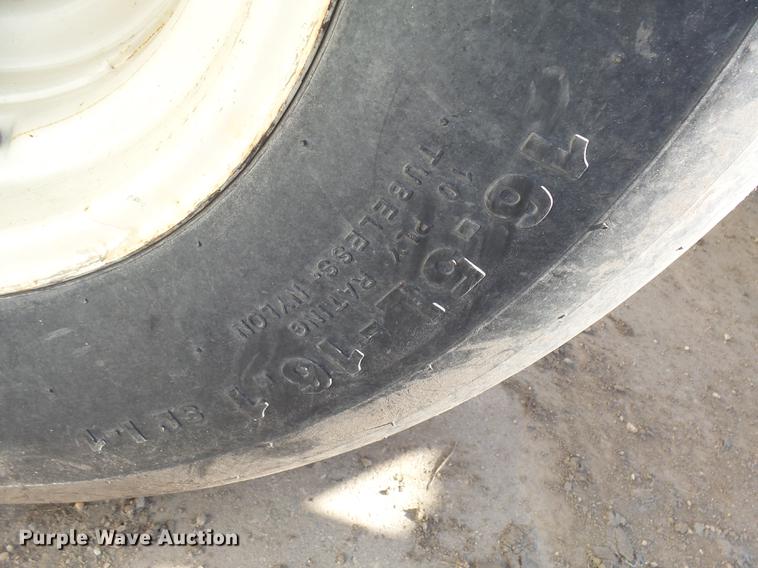 image for item DX9081 2008 Oxbo Avalanche 310 hay merger