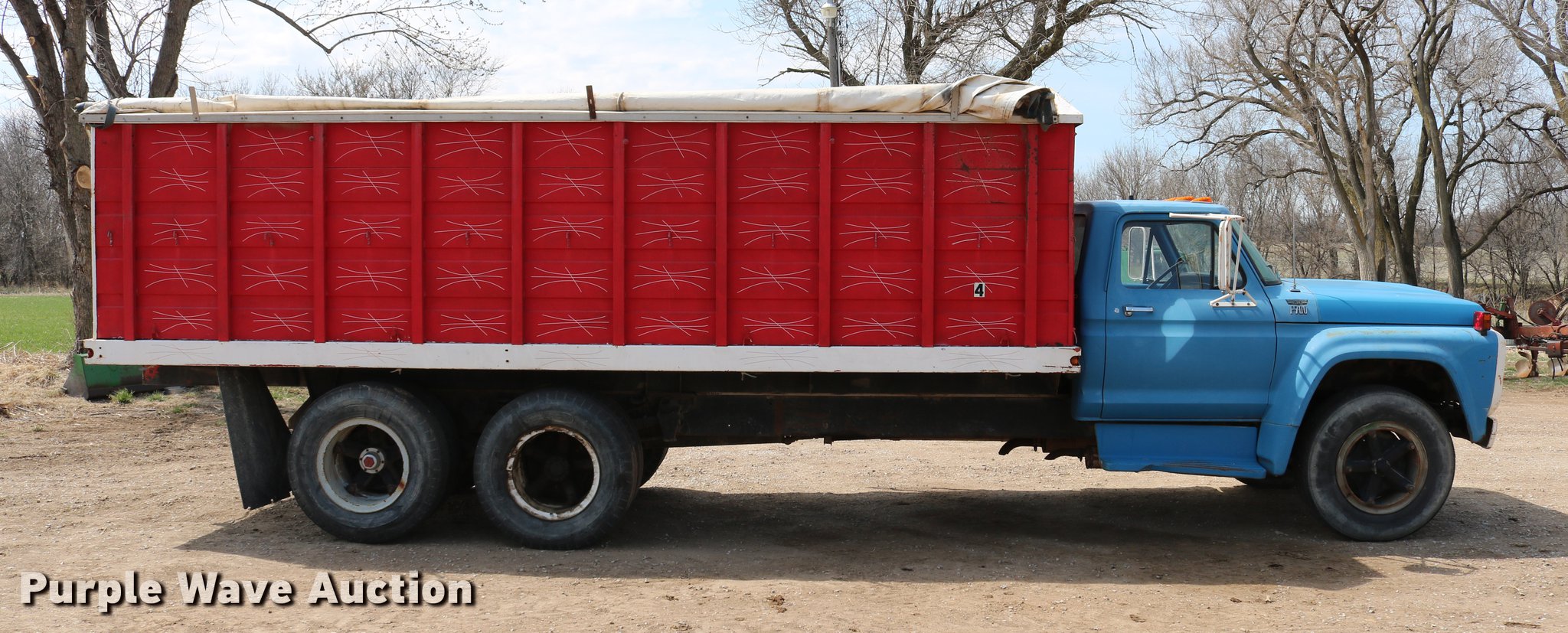1973 Ford F700 grain truck in Concordia, KS Item DC7626 sold Purple