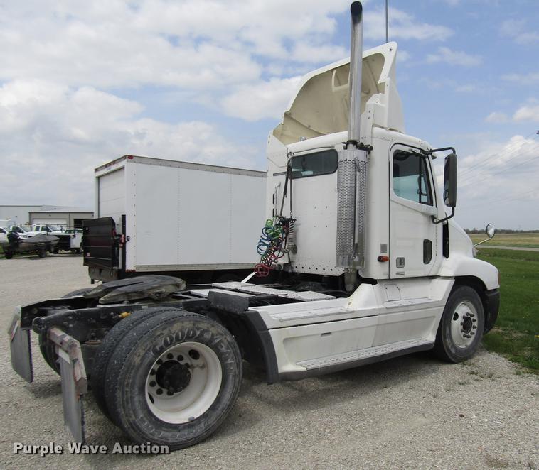 image for item DC4259 2002 Freightliner Century Class ST112 semi truck