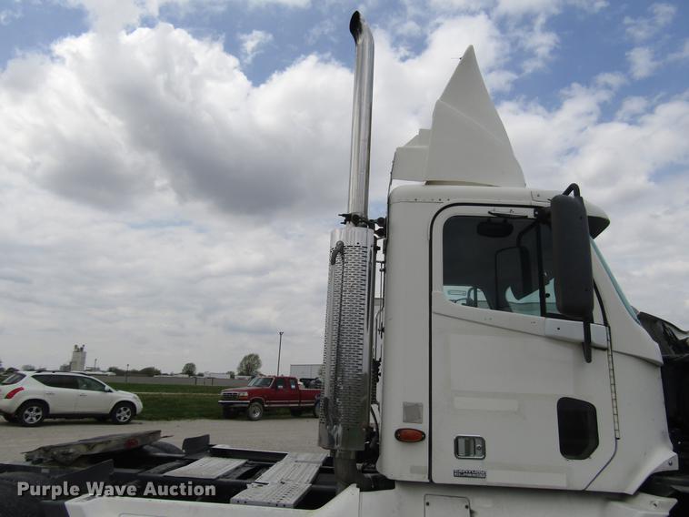 image for item DC4259 2002 Freightliner Century Class ST112 semi truck