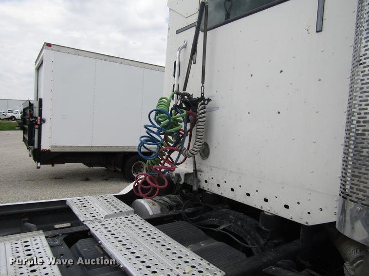 image for item DC4259 2002 Freightliner Century Class ST112 semi truck