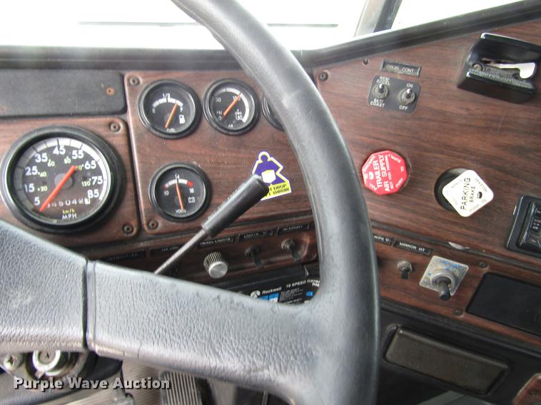 image for item DC4261 1998 Freightliner FLD120 semi truck