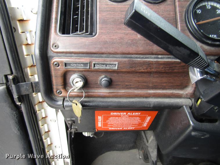 image for item DC4261 1998 Freightliner FLD120 semi truck