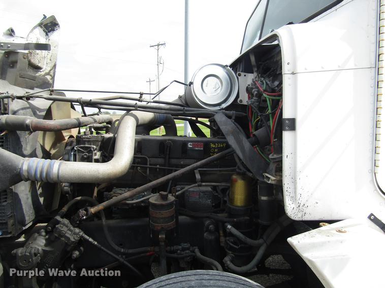 image for item DC4261 1998 Freightliner FLD120 semi truck