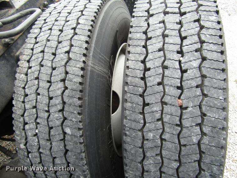 image for item DC4261 1998 Freightliner FLD120 semi truck