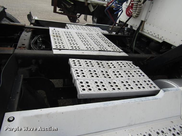 image for item DC4261 1998 Freightliner FLD120 semi truck