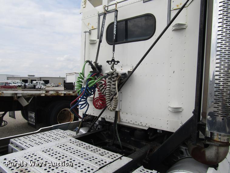 image for item DC4261 1998 Freightliner FLD120 semi truck