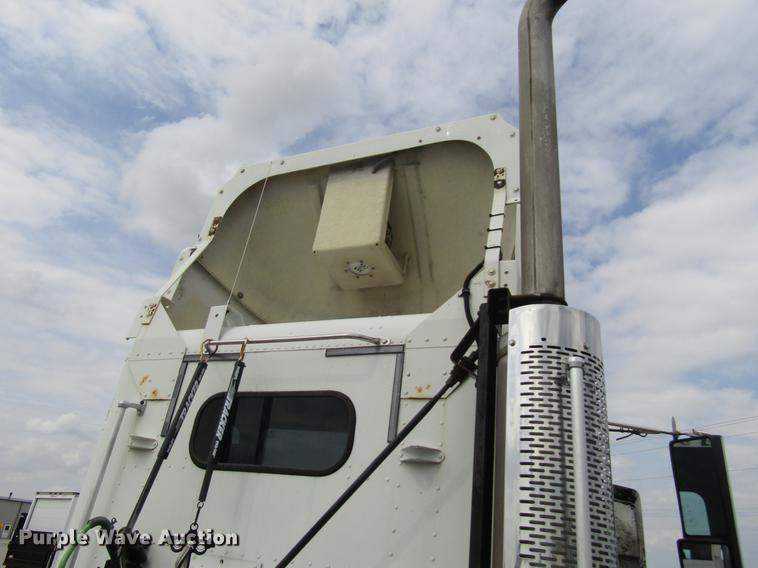image for item DC4261 1998 Freightliner FLD120 semi truck