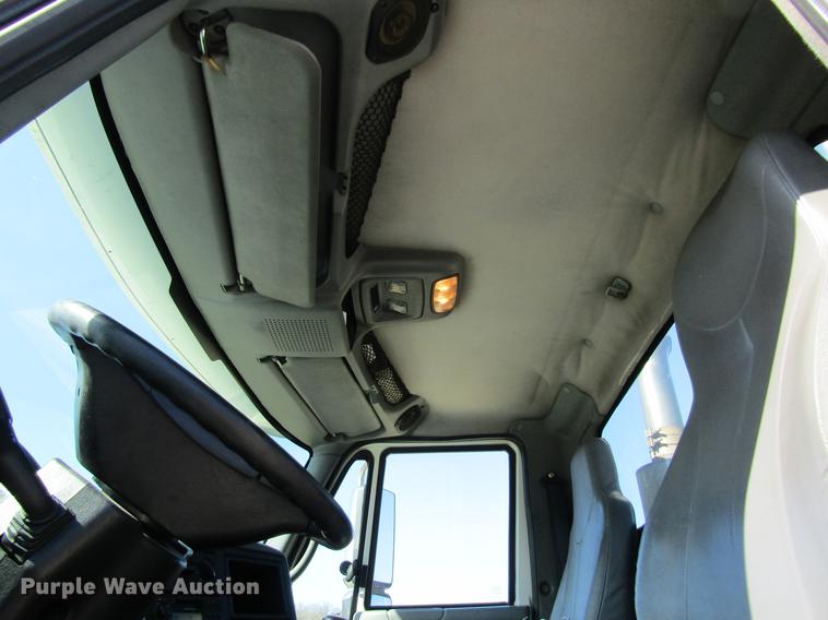 image for item DC4285 2005 International TranStar 8600 semi truck