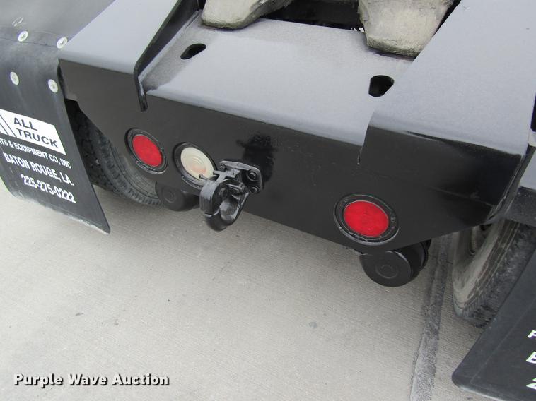 image for item DC4288 2004 Kalmar Ottawa WT30 yard truck