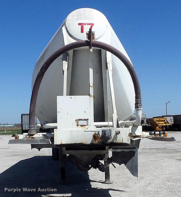 image for item DC7334 1994 Fruehauf HAR-F2-J1525X4 pneumatic dry bulk tank trailer