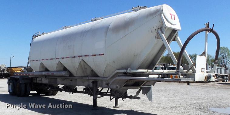 image for item DC7334 1994 Fruehauf HAR-F2-J1525X4 pneumatic dry bulk tank trailer