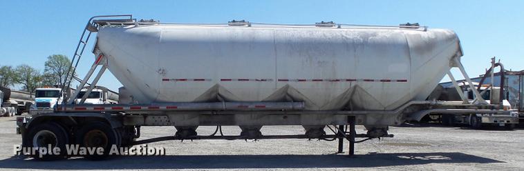 image for item DC7334 1994 Fruehauf HAR-F2-J1525X4 pneumatic dry bulk tank trailer