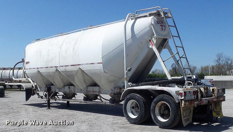 image for item DC7334 1994 Fruehauf HAR-F2-J1525X4 pneumatic dry bulk tank trailer