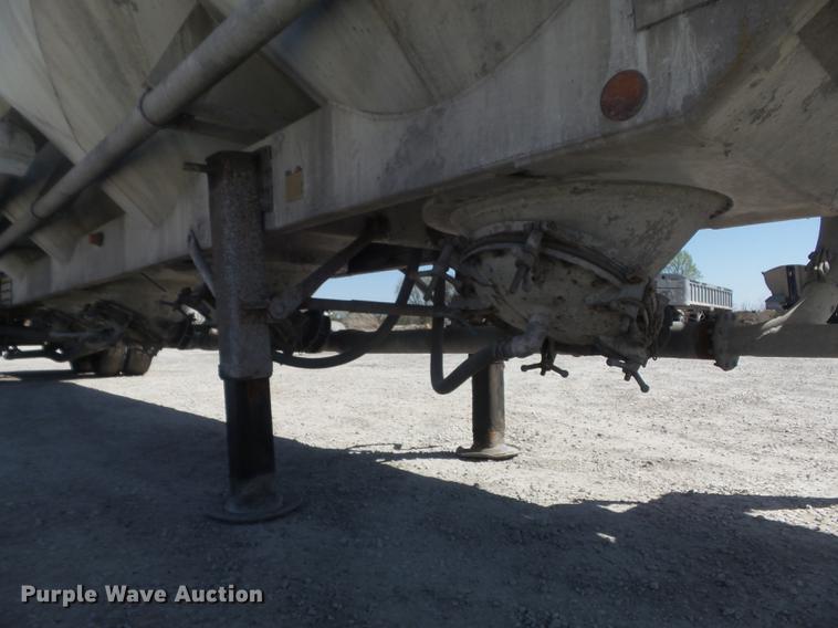 image for item DC7334 1994 Fruehauf HAR-F2-J1525X4 pneumatic dry bulk tank trailer