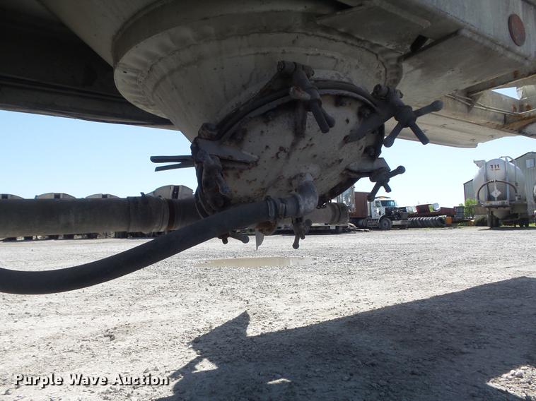 image for item DC7334 1994 Fruehauf HAR-F2-J1525X4 pneumatic dry bulk tank trailer