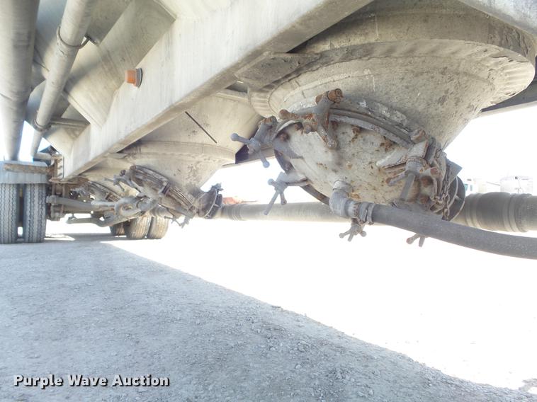 image for item DC7334 1994 Fruehauf HAR-F2-J1525X4 pneumatic dry bulk tank trailer