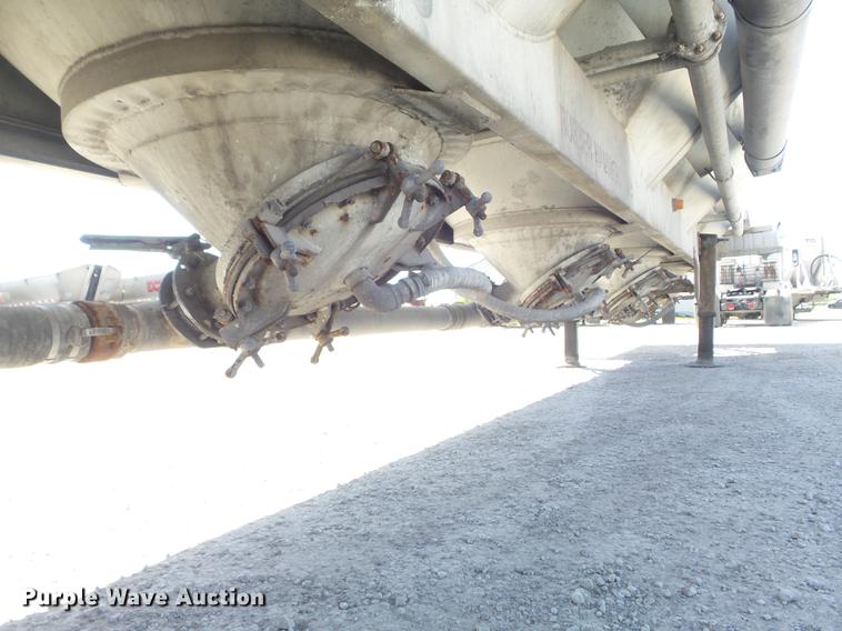 image for item DC7334 1994 Fruehauf HAR-F2-J1525X4 pneumatic dry bulk tank trailer