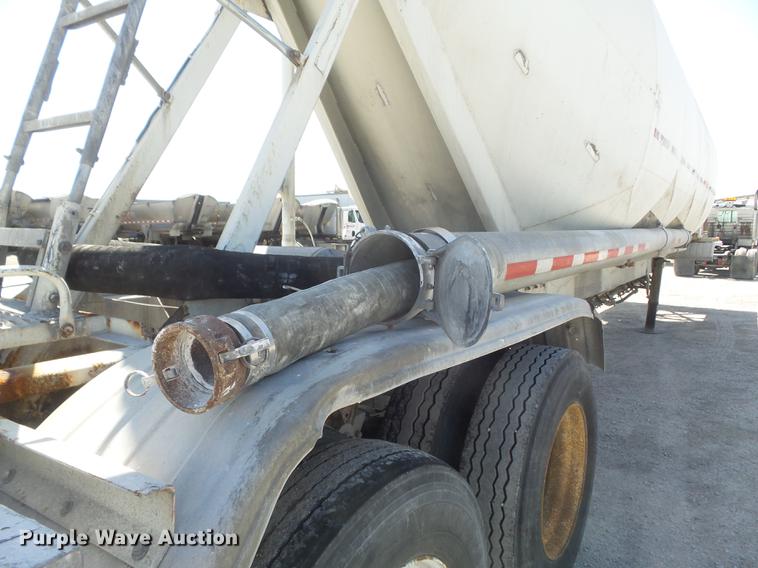 image for item DC7334 1994 Fruehauf HAR-F2-J1525X4 pneumatic dry bulk tank trailer