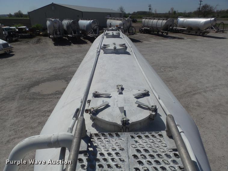 image for item DC7334 1994 Fruehauf HAR-F2-J1525X4 pneumatic dry bulk tank trailer