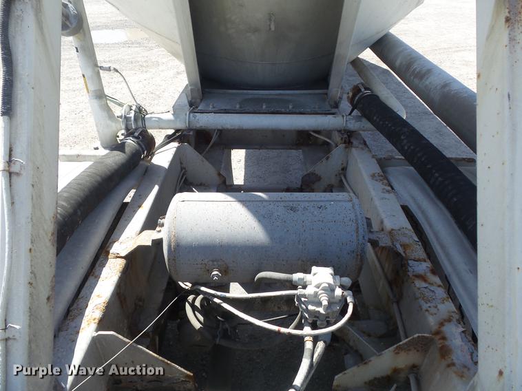 image for item DC7334 1994 Fruehauf HAR-F2-J1525X4 pneumatic dry bulk tank trailer