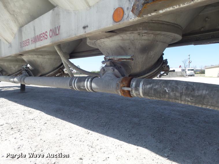 image for item DC7334 1994 Fruehauf HAR-F2-J1525X4 pneumatic dry bulk tank trailer