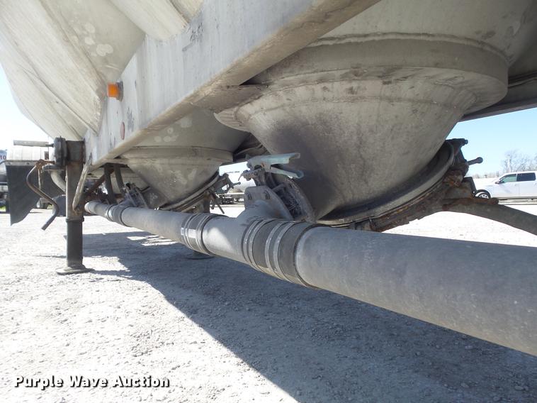 image for item DC7334 1994 Fruehauf HAR-F2-J1525X4 pneumatic dry bulk tank trailer