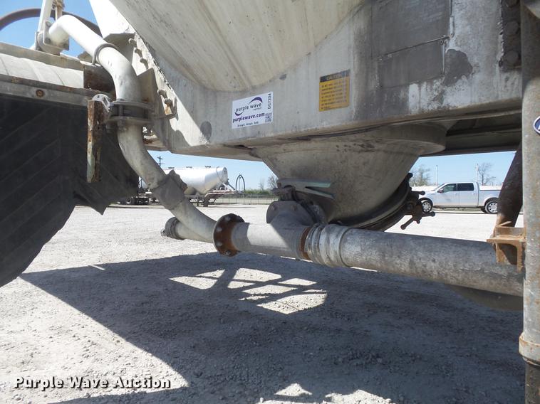 image for item DC7334 1994 Fruehauf HAR-F2-J1525X4 pneumatic dry bulk tank trailer