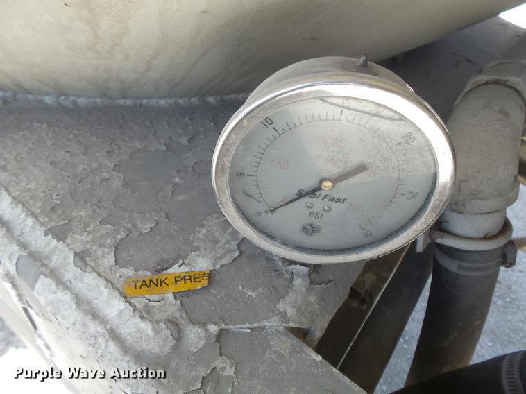 image for item DC7334 1994 Fruehauf HAR-F2-J1525X4 pneumatic dry bulk tank trailer