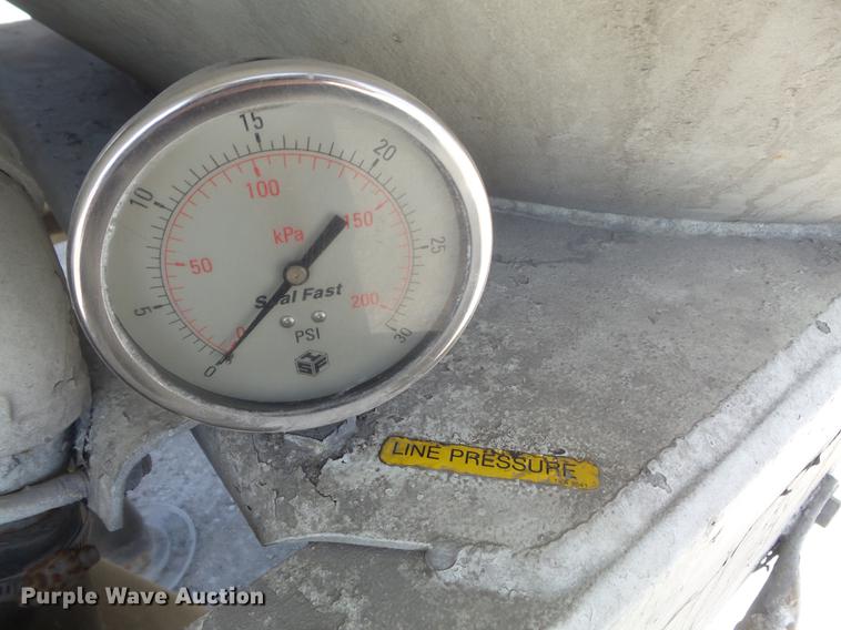 image for item DC7334 1994 Fruehauf HAR-F2-J1525X4 pneumatic dry bulk tank trailer