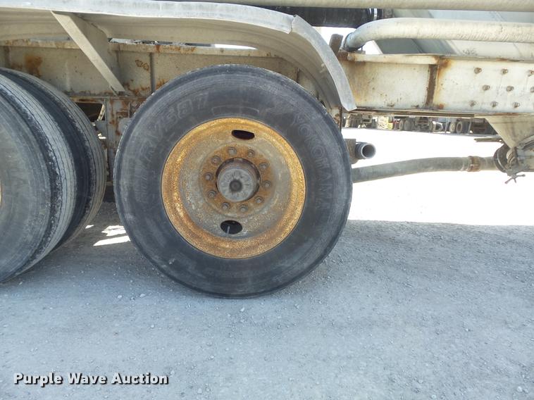 image for item DC7334 1994 Fruehauf HAR-F2-J1525X4 pneumatic dry bulk tank trailer