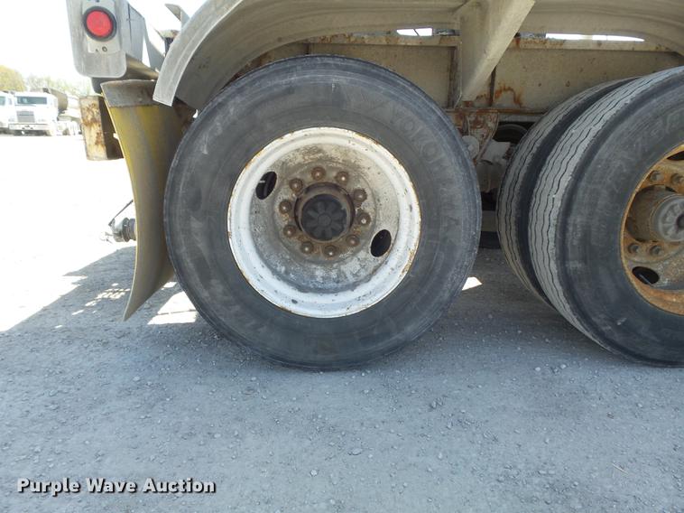 image for item DC7334 1994 Fruehauf HAR-F2-J1525X4 pneumatic dry bulk tank trailer